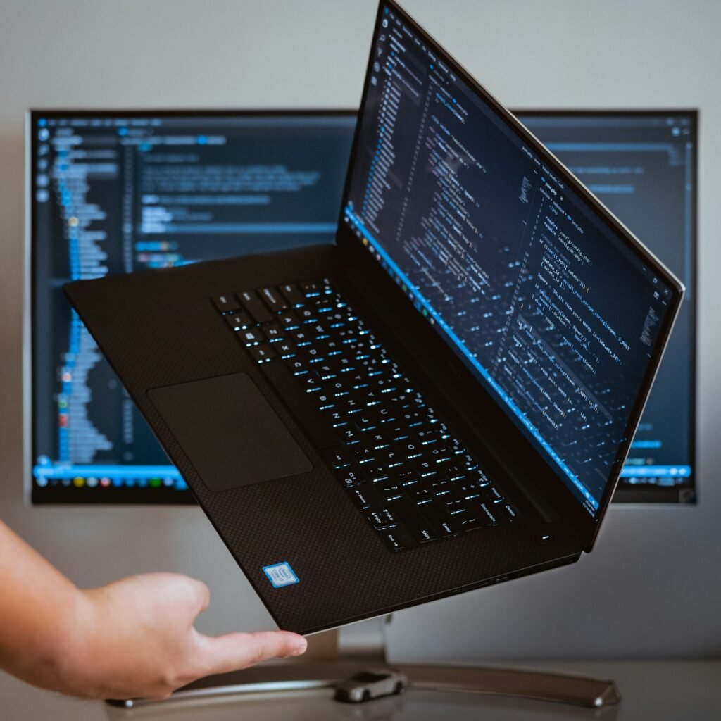 Laptop s otvorenim kodom za analizu podataka, simbolizirajući tehnološki pristup investiranju i istraživanju dionica.