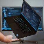 Laptop s otvorenim kodom za analizu podataka, simbolizirajući tehnološki pristup investiranju i istraživanju dionica.